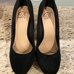 💕4.5 inches black suede pumps💕